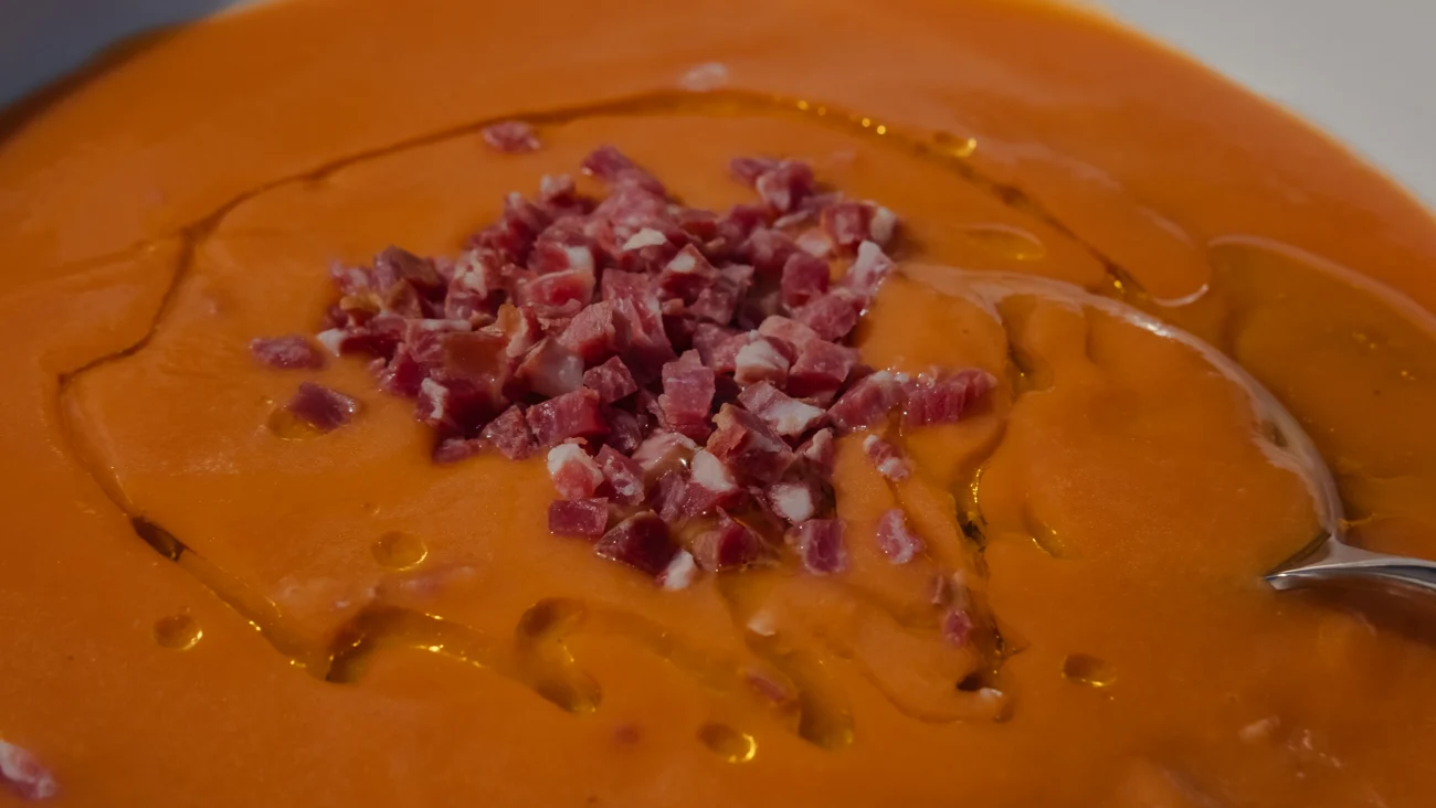 Detalle del jamón y el aceite de oliva sobre el salmorejo