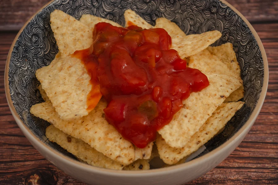 Nachos con salsa roja en un cuenco estampado
