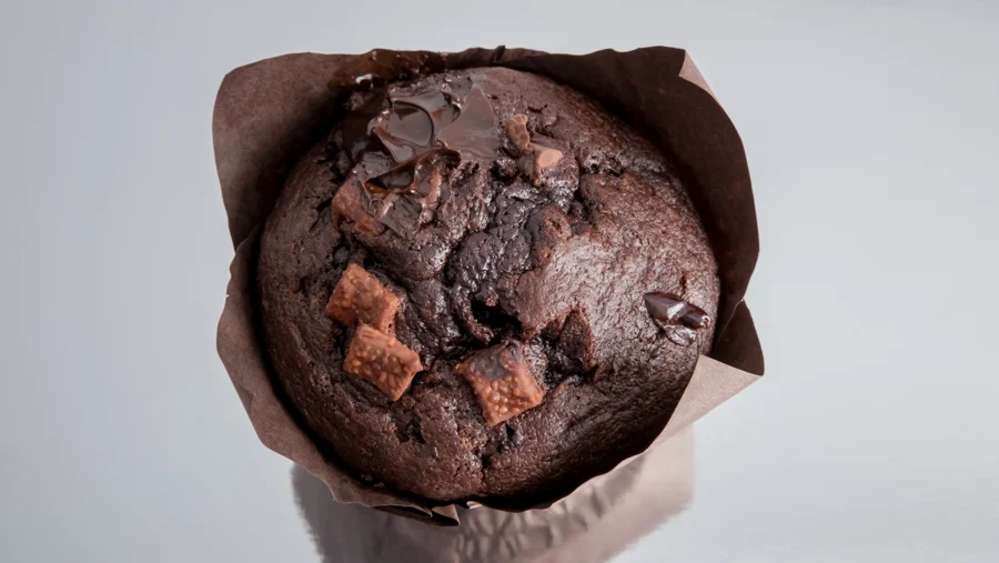 Detalle superior de un muffin con trozos de chocolate