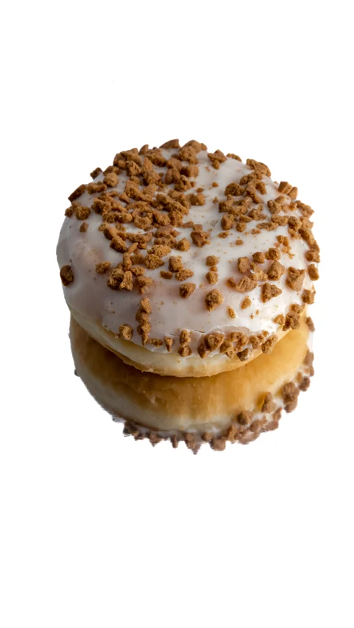 Bollo de cobertura blanca con trocitos de galleta y su reflejo sobre fondo blanco