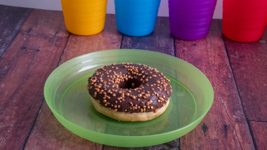 Rosquilla de chocolate sobre plato verde