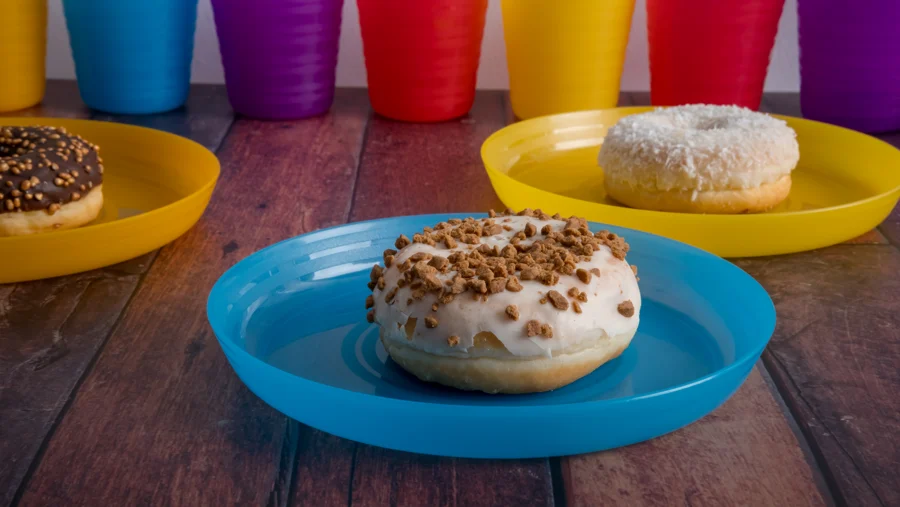 Composición de tres dulces sobre platos de colores