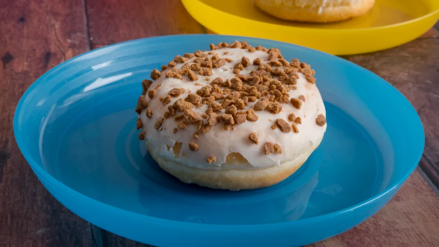Primer plano de un bollo glaseado en un plato azul